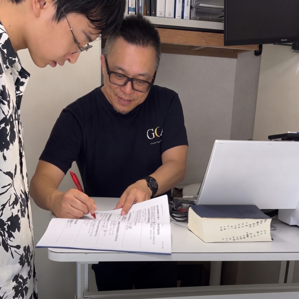 英語専門塾GCAの個別指導の様子。、課題を正確に身につけているか丁寧にチェックし、わからない部分に関しては納得できるまで説明します。